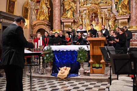 Mešani pevski zbor Dobrova z dirigentom Borutom Dolinarjem 2